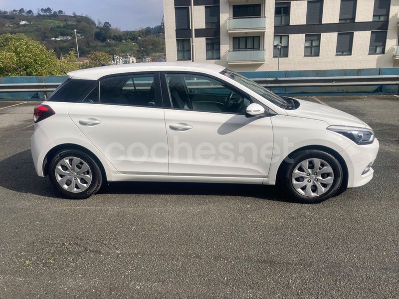 Blanco Usado 2016 Hyundai i20 Berlina | 10.500 € (Un poco caro) - Imagen 1/4