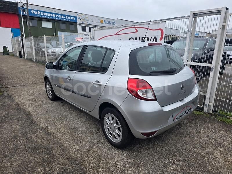 Usado Renault Clio II Authentique 70 CV (51 kW) 2005 Gris / plata Berlina