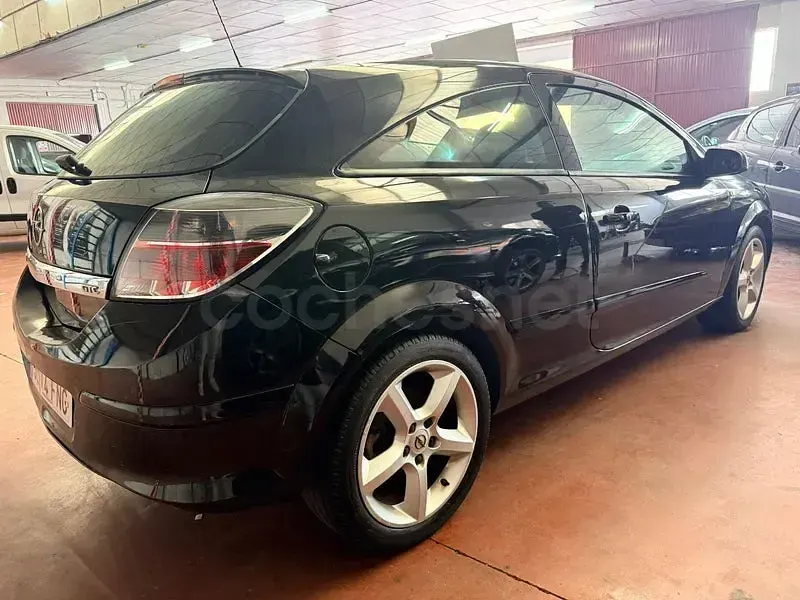 Usado Opel Astra GTC Sport 120 CV (88 kW) 2007 Negro Berlina
