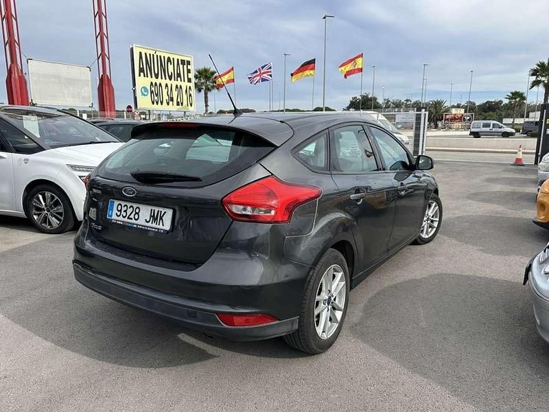 Usado Ford Focus Trend 125 CV (91 kW) 2016 Gris metalico Utilitario