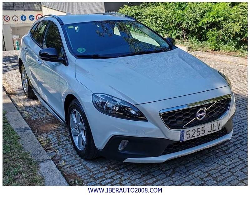Usado Volvo V40 Momentum 120 CV (88 kW) 2016 Blanco SUV