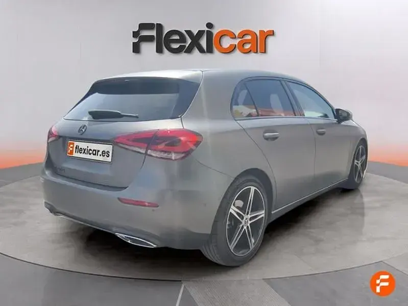Usado Mercedes A180 116 CV (85 kW) 2019 Gris / plata Berlina