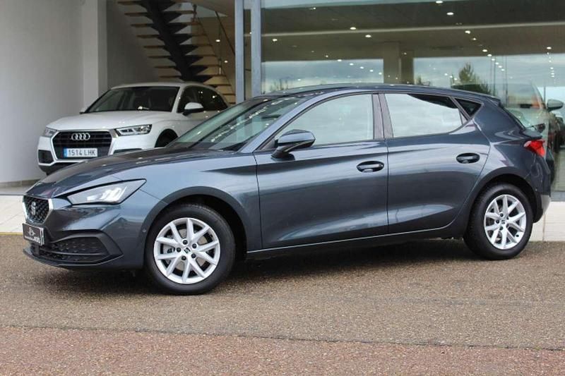 Usado Seat Leon Style 116 CV (85 kW) 2024 Gris Utilitario