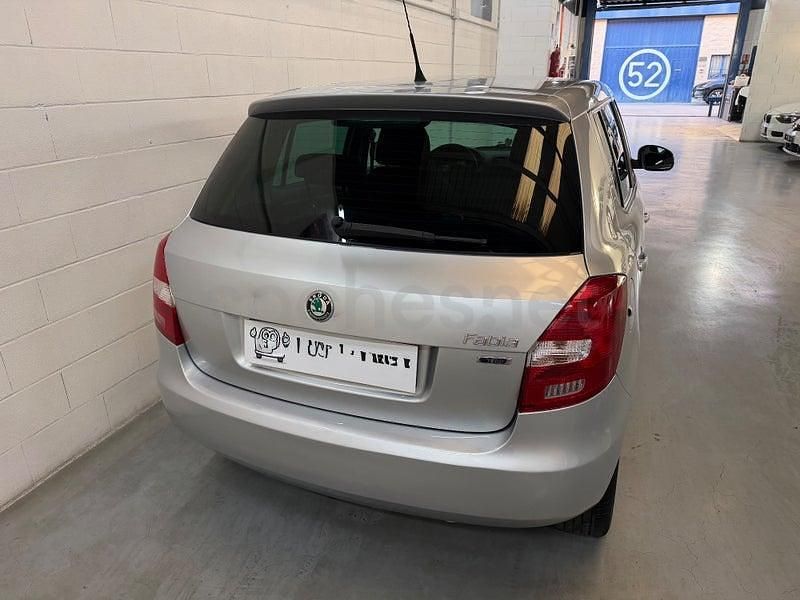 Usado Skoda Fabia Family 75 CV (55 kW) 2011 Gris / plata Berlina