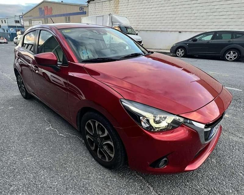 Usado Mazda 2 90 CV (66 kW) 2015 Rojo Utilitario