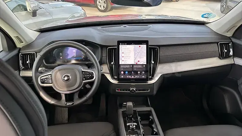 Usado Volvo XC90 Core 250 CV (183 kW) 2025 Gris / plata SUV