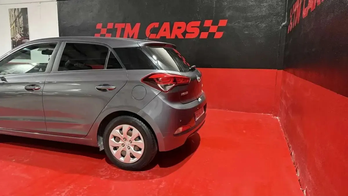 Usado Hyundai i20 84 CV (61 kW) 2017 Gris Utilitario