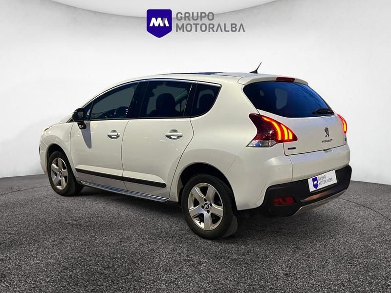 Usado Peugeot 3008 Allure 120 CV (88 kW) 2015 Blanco Berlina