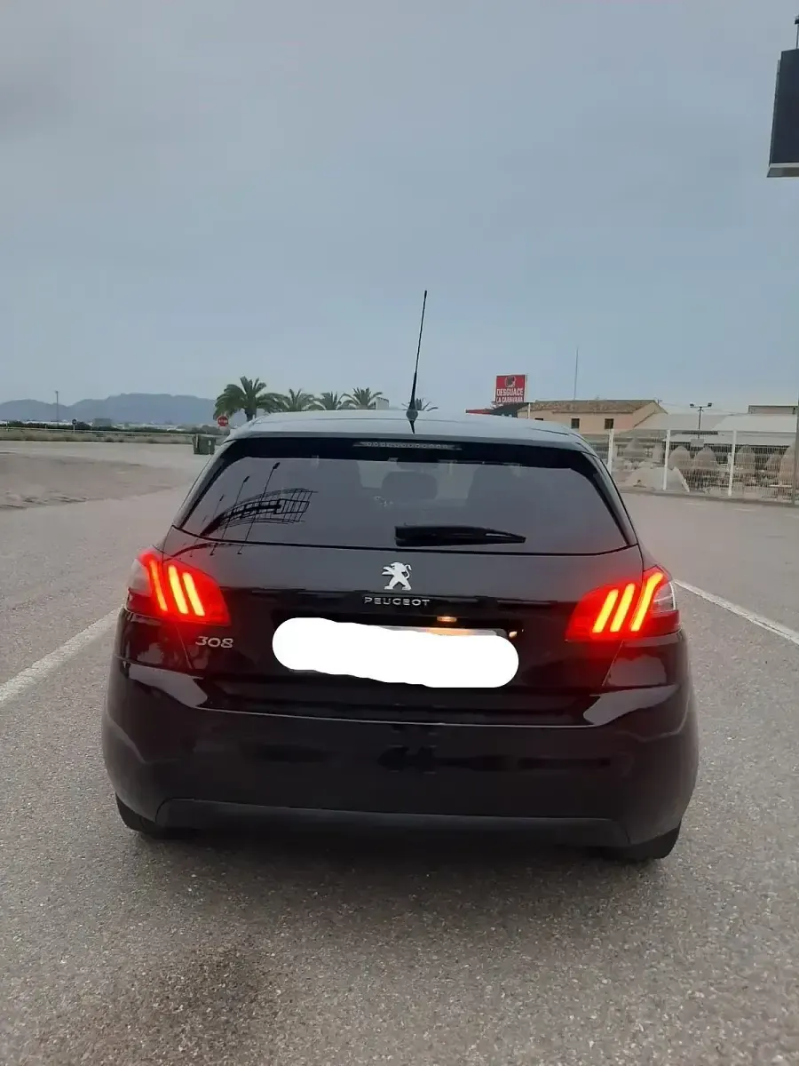 Usado Peugeot 308 Access 100 CV (73 kW) 2016 Negro