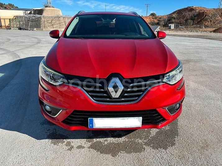 Usado Renault Mégane GrandTour Zen 130 CV (95 kW) 2017 Rojo Familiar