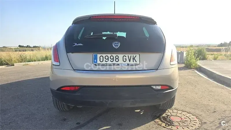 Usado Lancia Delta 120 CV (88 kW) 2010 Beige Utilitario