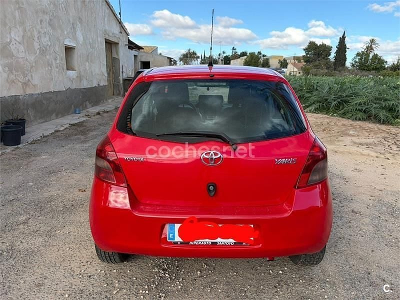 Usado Toyota Yaris 90 CV (66 kW) 2008 Rojo Utilitario
