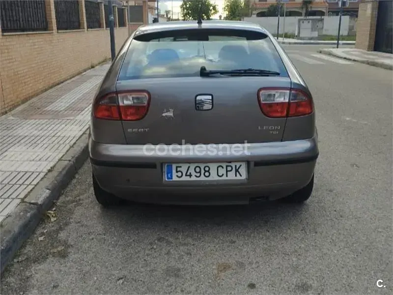 Usado Seat Leon Stella 90 CV (66 kW) 2003 Beige Utilitario