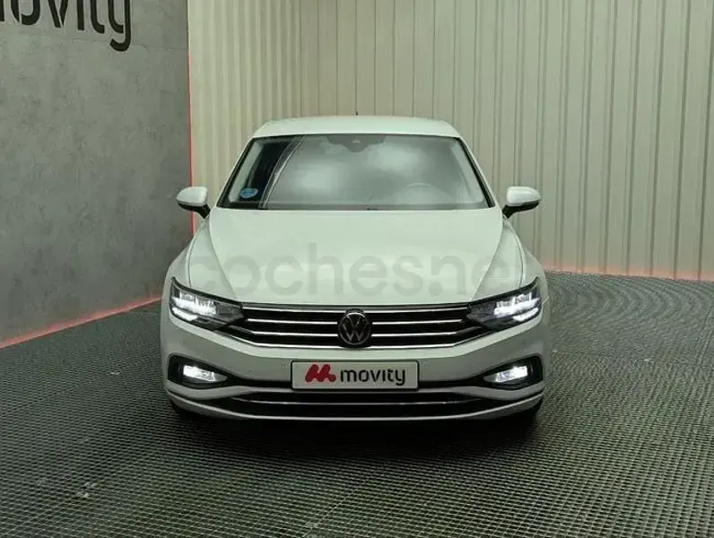 Usado VW Passat Executive 150 CV (110 kW) 2022 Blanco Familiar