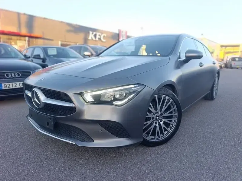 Usado Mercedes CLA200 Shooting Brake 150 CV (110 kW) 2022 Gris / plata Familiar