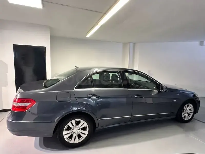 Usado Mercedes E220 Avantgarde 170 CV (125 kW) 2010 Gris / plata Berlina