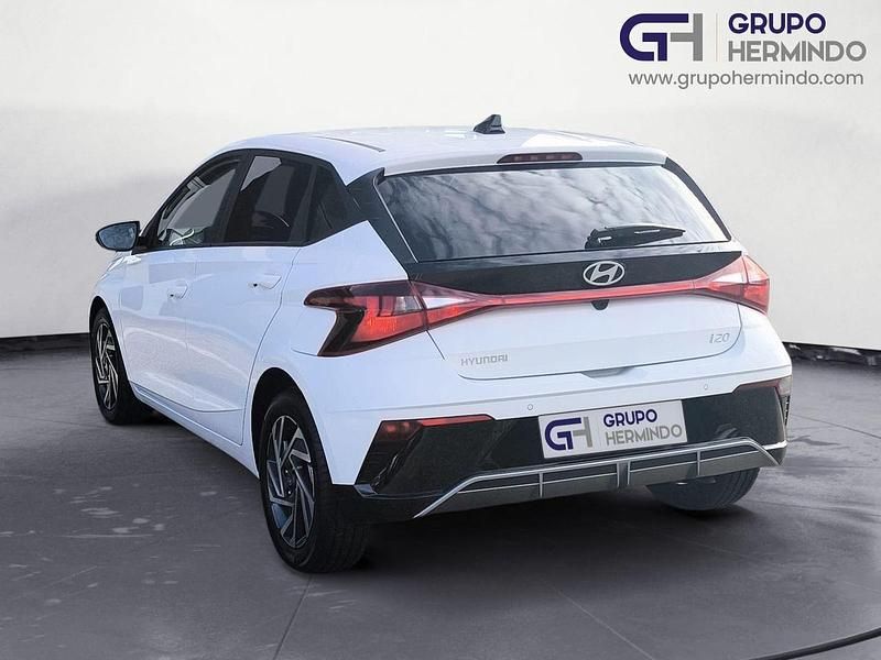 Usado Hyundai i20 100 CV (73 kW) 2024 Blanco Berlina