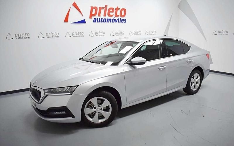 Gris Usado 2022 Skoda Octavia Ambition Utilitario | 18.900 € (Precio justo) - Imagen 1/4
