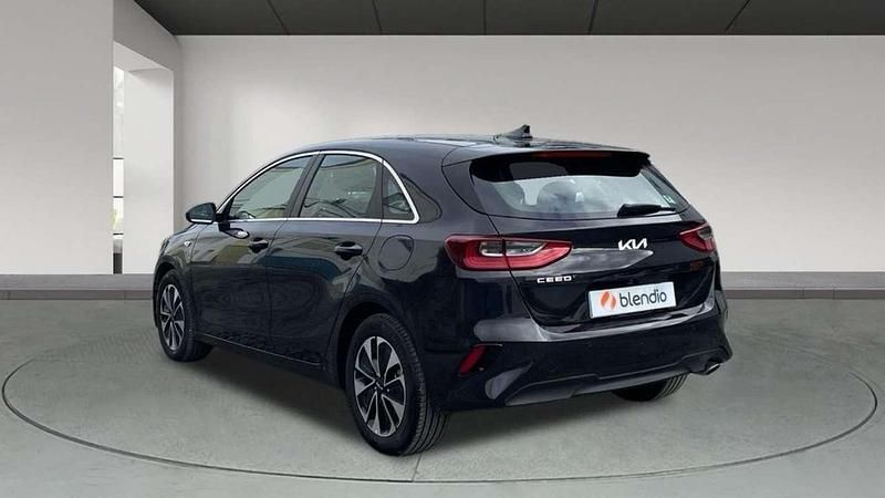 Usado Kia Ceed 101 CV (74 kW) 2024 Negro Utilitario