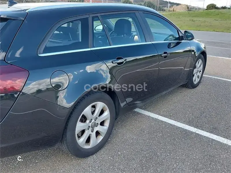 Usado Opel Insignia Business 140 CV (102 kW) 2015 Negro Familiar