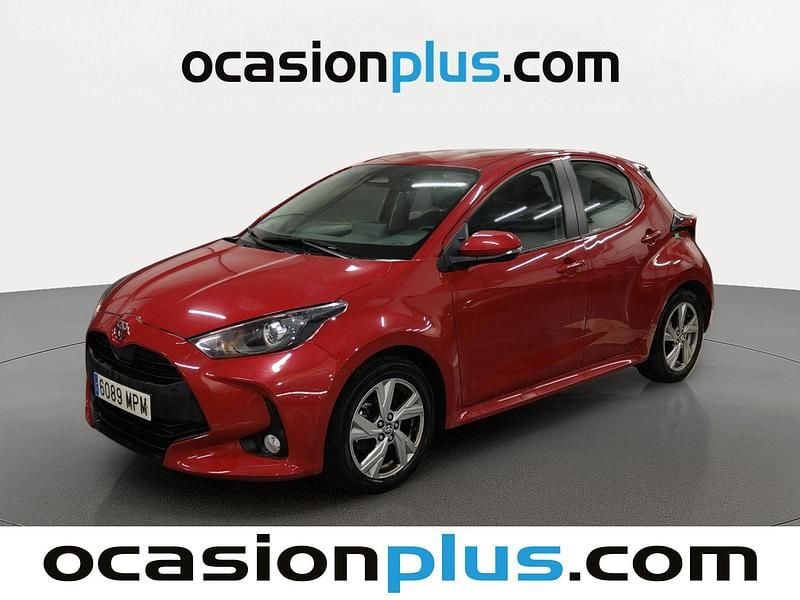 Rojo Usado 2024 Toyota Yaris Hybrid Active Utilitario | 16.319 € (Buen precio) - Imagen 1/4