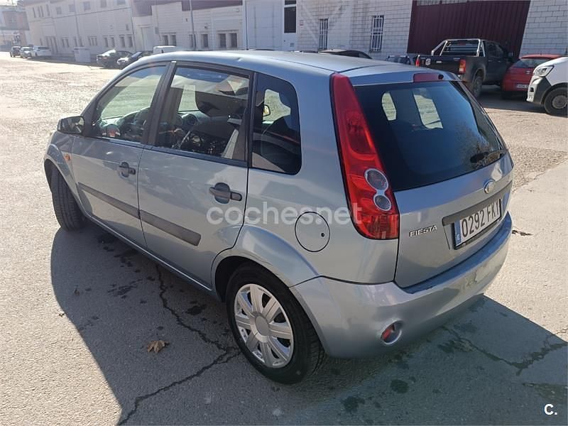 Gris / plata Usado 2007 Ford Fiesta Berlina | 2750 € (Precio justo) - Imagen 1/4