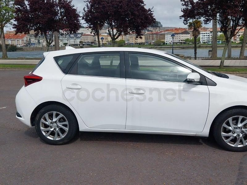 Usado Toyota Auris Business Edition 90 CV (66 kW) 2016 Blanco Berlina