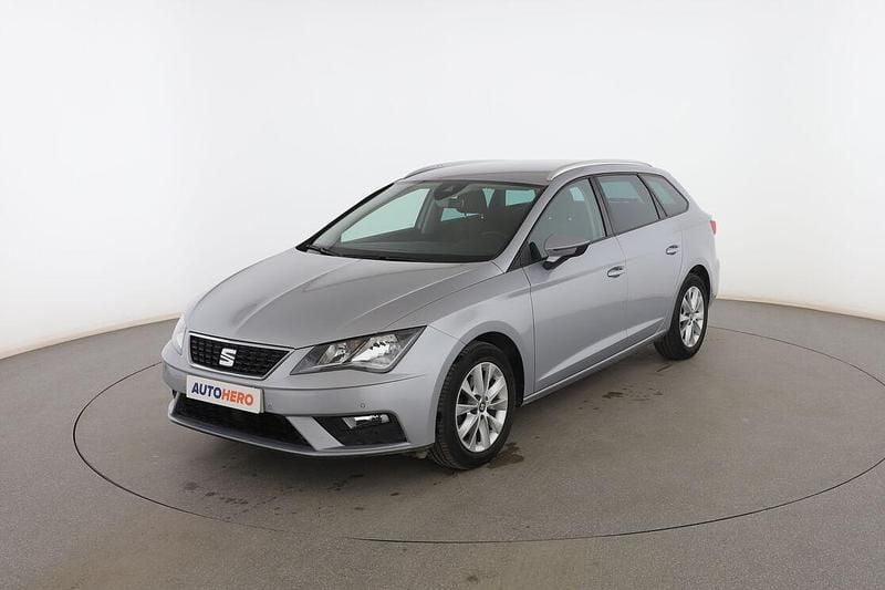 Usado Seat Leon Style 115 CV (84 kW) 2020 Plata Familiar