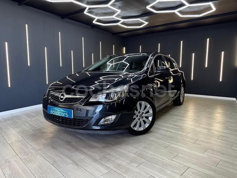 Negro Usado 2012 Opel Astra Selective Berlina | 7990 € (Un poco caro) - Imagen 1/4