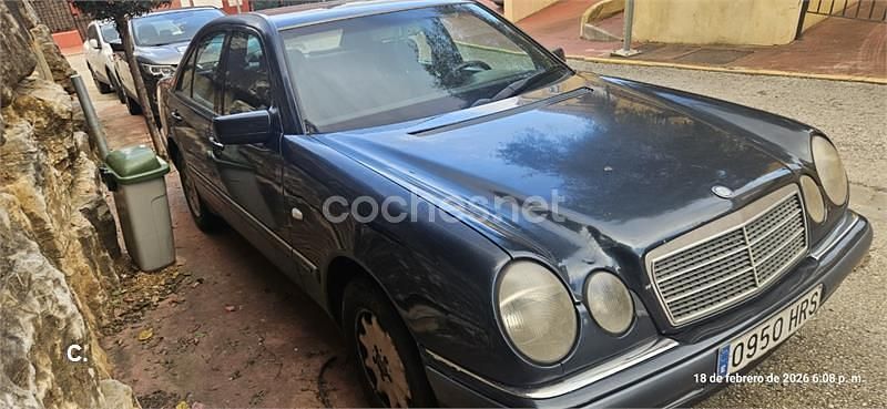 Usado Mercedes E290 Elegance 129 CV (94 kW) 1997 Azul Berlina