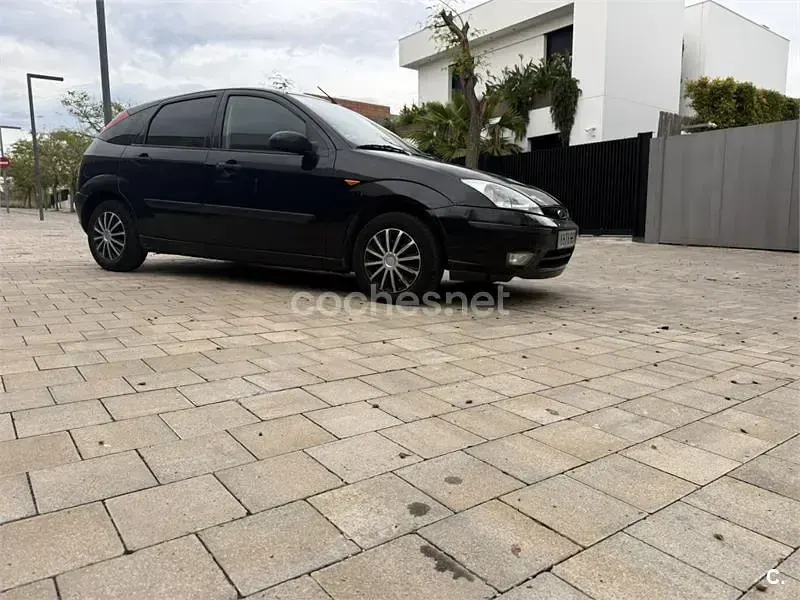 Käytetty Ford Focus Trend 100 HP (73 kW) 2001 Musta Sedan