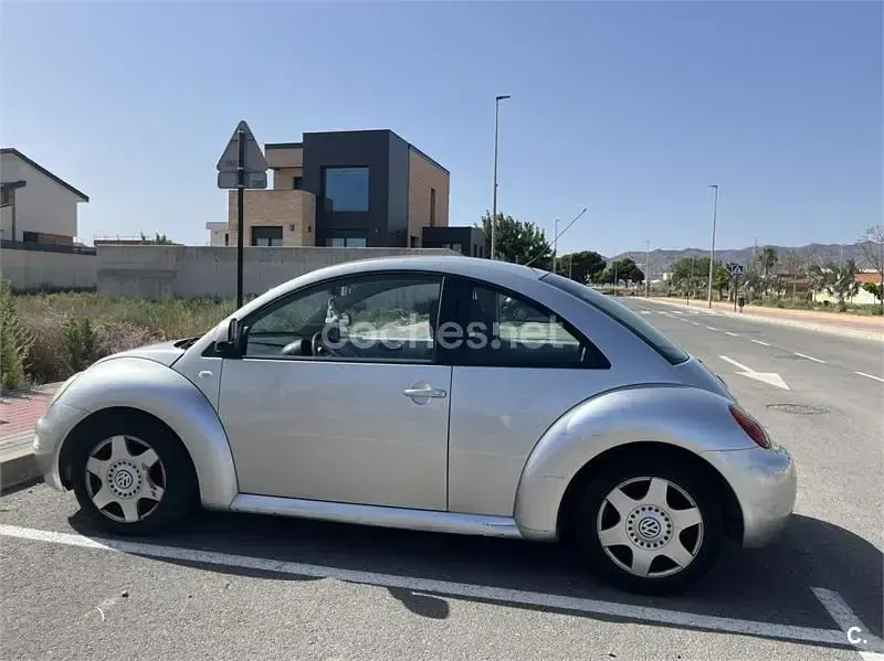 Usado VW New Beetle 90 CV (66 kW) 2000 Gris / plata Utilitario