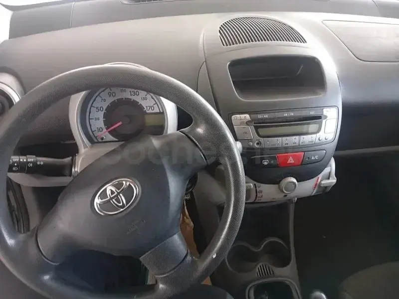 Usado Toyota Aygo 68 CV (50 kW) 2007 Gris / plata Utilitario