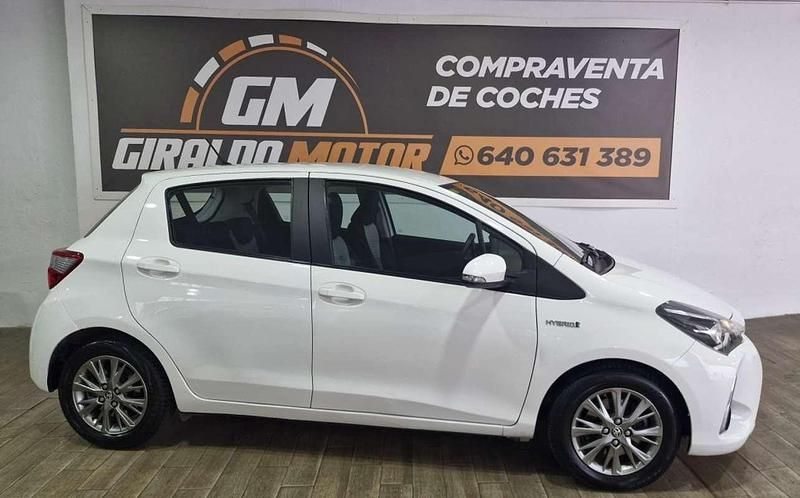 Usado Toyota Yaris Hybrid Active 99 CV (72 kW) 2018 Blanco Utilitario