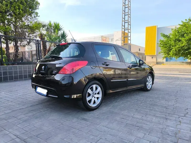Usado Peugeot 308 Active 112 CV (82 kW) 2012 Marrón Berlina