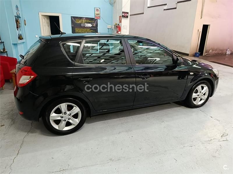 Usado Kia Ceed Active 126 CV (92 kW) 2010 Negro Utilitario