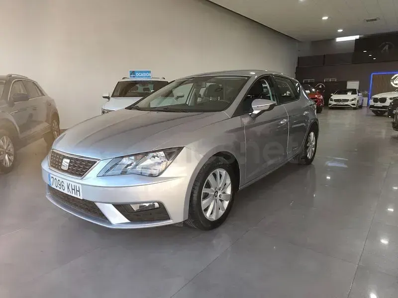 Usado Seat Leon Reference 115 CV (84 kW) 2018 Gris / plata Berlina