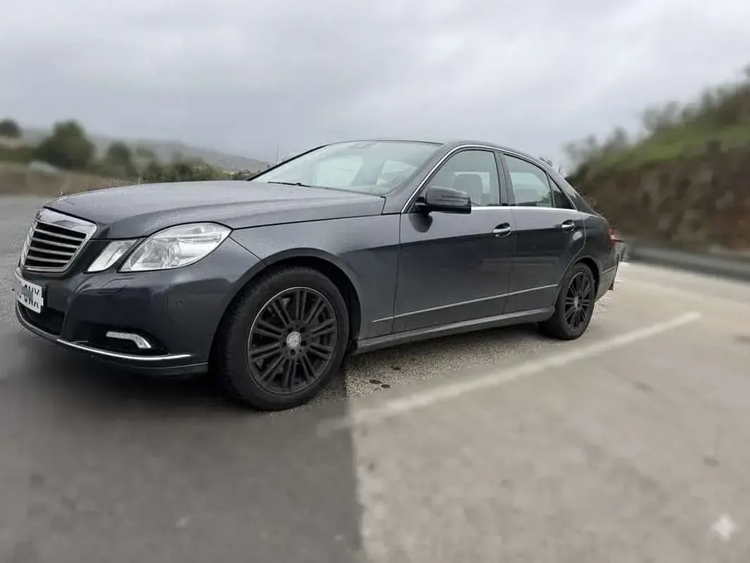 Usado Mercedes E240 Elegance 387 CV (284 kW) 2009 Gris Berlina