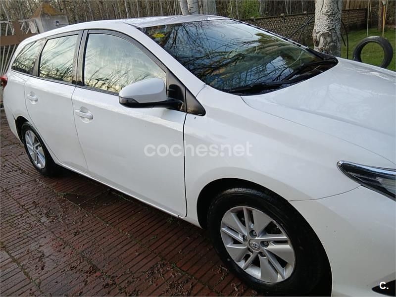 Usado Toyota Auris Hybrid Active 136 CV (100 kW) 2019 Blanco Familiar