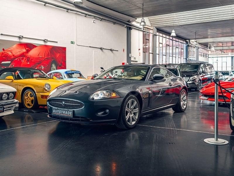 Usado Jaguar XK8 298 CV (219 kW) 2007 Gris / plata Coupe