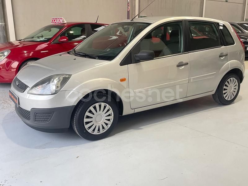 Usado Ford Fiesta Ambiente 68 CV (50 kW) 2008 Gris / plata Berlina