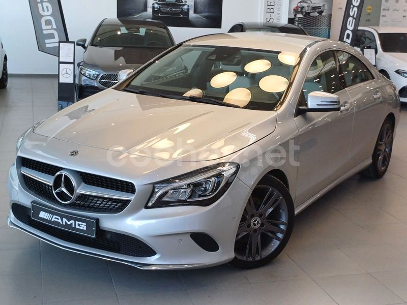 Gris / plata Usado 2017 Mercedes CLA200 Berlina | 24.700 € (Un poco caro) - Imagen 1/4