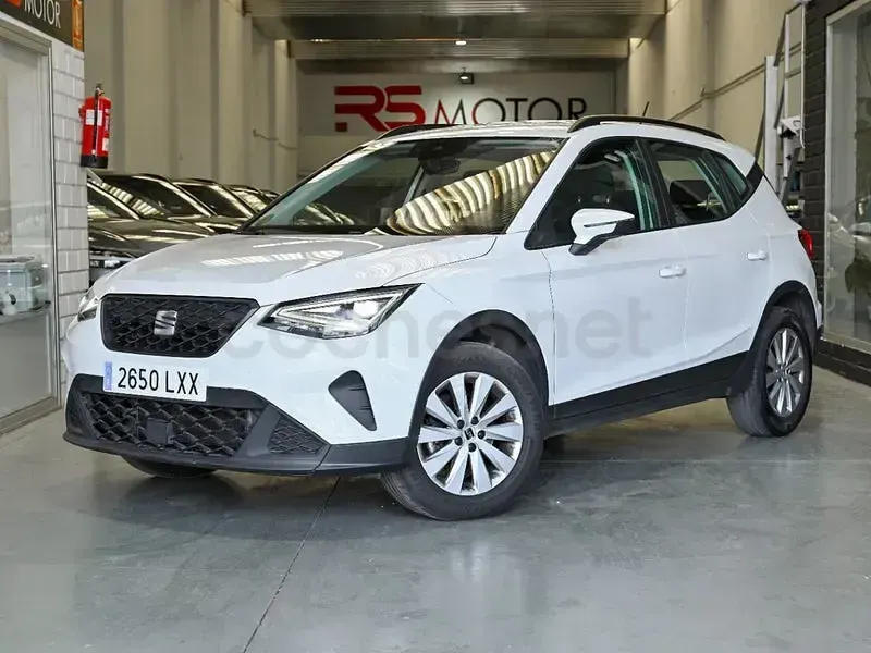 Usado Seat Arona Style Plus 110 CV (80 kW) 2022 Blanco SUV