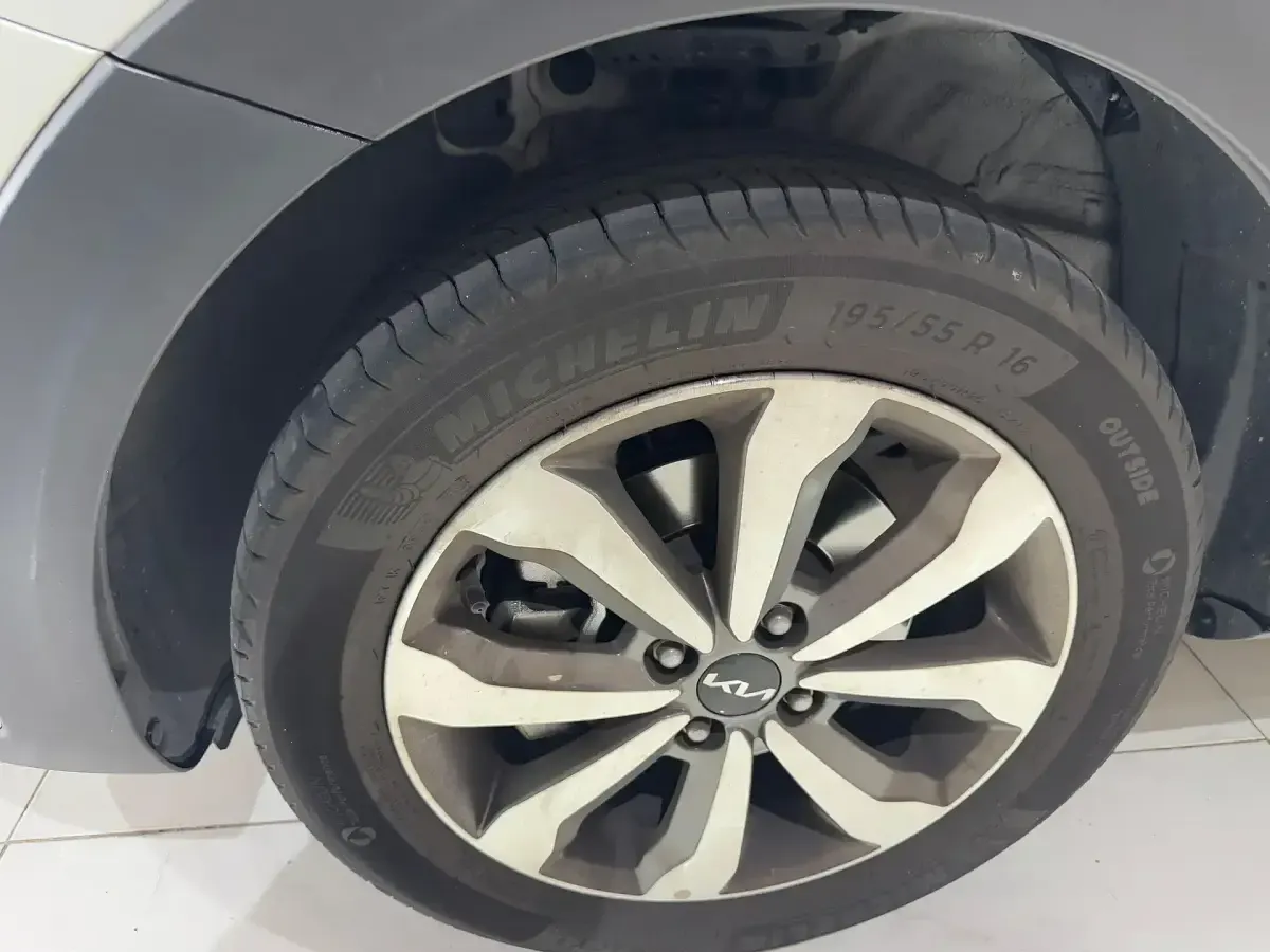 Usado Kia Stonic 100 CV (73 kW) 2025 Blanco SUV