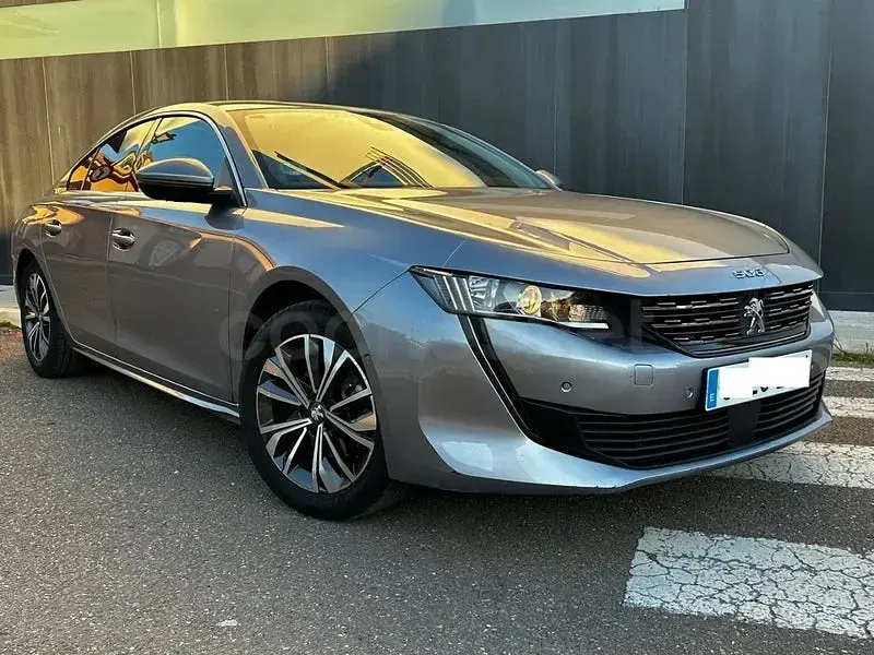 Usado Peugeot 508 Active 131 CV (96 kW) 2021 Gris / plata Berlina