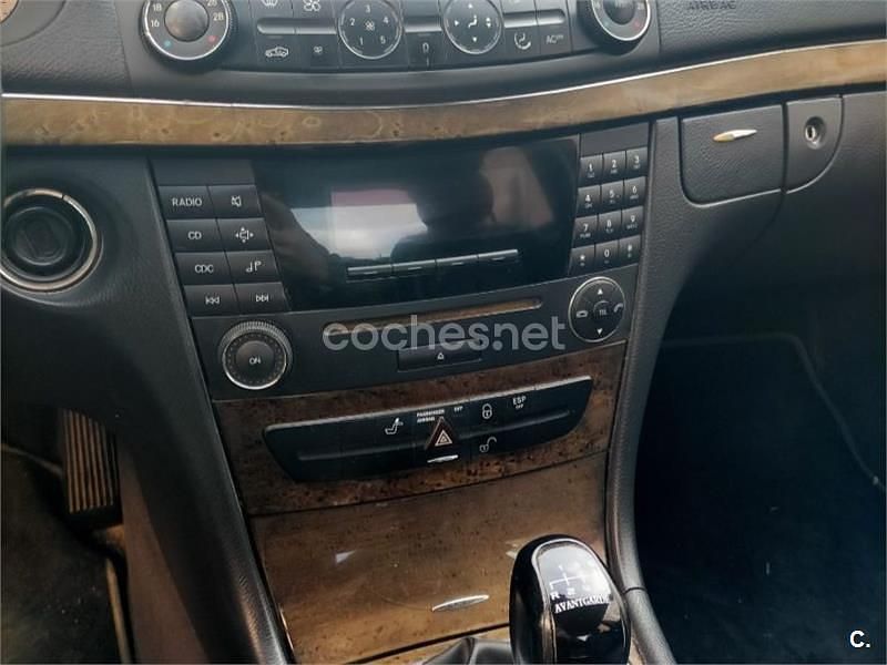 Usado Mercedes E270 Classic 170 CV (125 kW) 2003 Negro Berlina