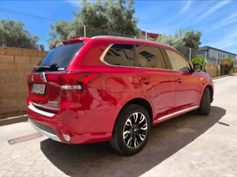 Usado Mitsubishi Outlander P-HEV 203 CV (149 kW) 2017 Rojo SUV