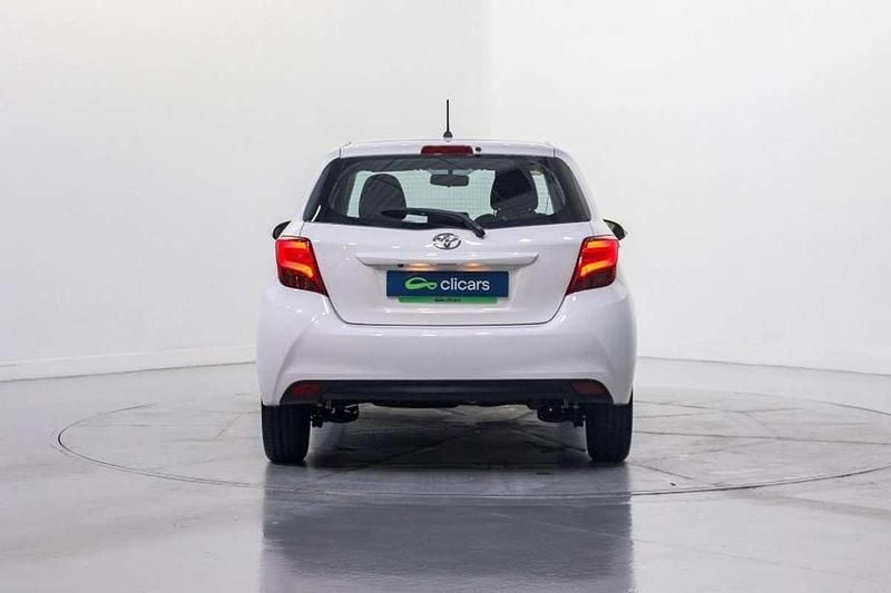 Usado Toyota Yaris Active 99 CV (72 kW) 2015 Blanco Utilitario