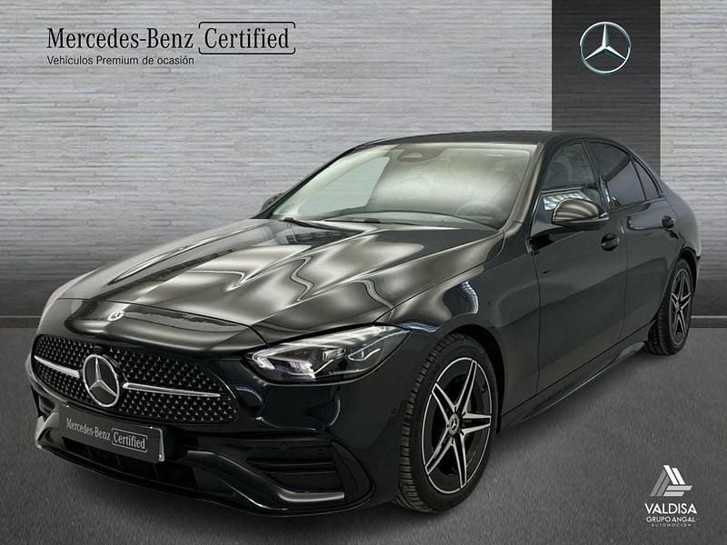 Negro obsidiana Usado 2025 Mercedes C200 AMG line Berlina | 45.900 € (Buen precio) - Imagen 1/4