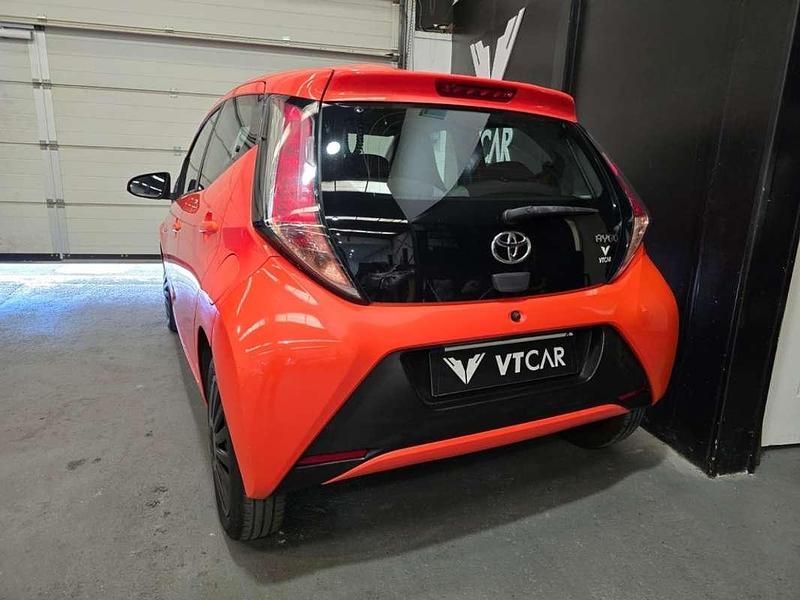 Usado Toyota Aygo X-cite 69 CV (50 kW) 2016 Naranja Utilitario